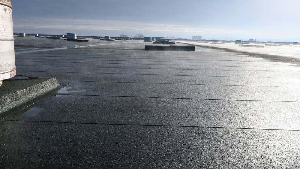 Large,Industrial,Flat,Roof,With,Sun,Evaporating,The,Rainwater,From